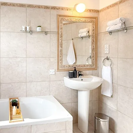 Sunny With Hot Tub, Garden And 2 Bedrooms, 5 Minutes To The Villa *