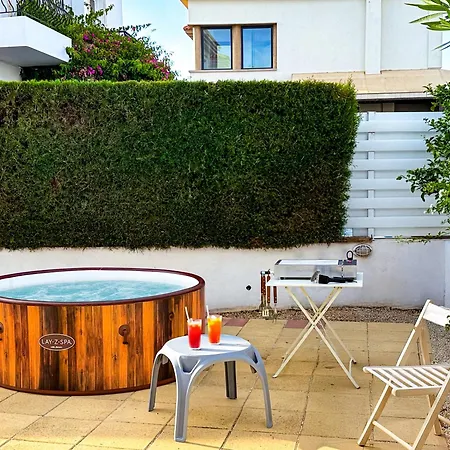 Sunny With Hot Tub, Garden And 2 Bedrooms, 5 Minutes To The *