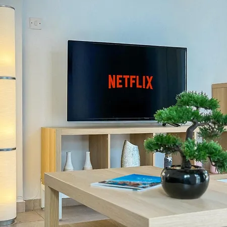 Sunny With Hot Tub, Garden And 2 Bedrooms, 5 Minutes To The *