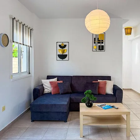 Sunny With Hot Tub, Garden And 2 Bedrooms, 5 Minutes To The *