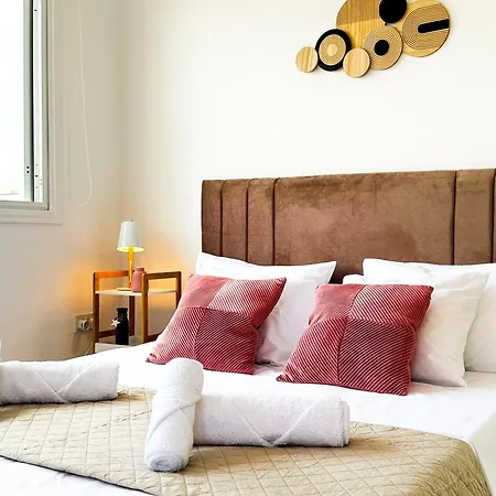 Sunny With Hot Tub, Garden And 2 Bedrooms, 5 Minutes To The * بيلا