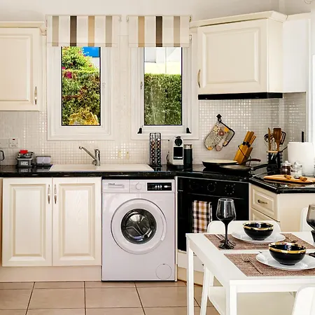 Βίλα Sunny With Hot Tub, Garden And 2 Bedrooms, 5 Minutes To The