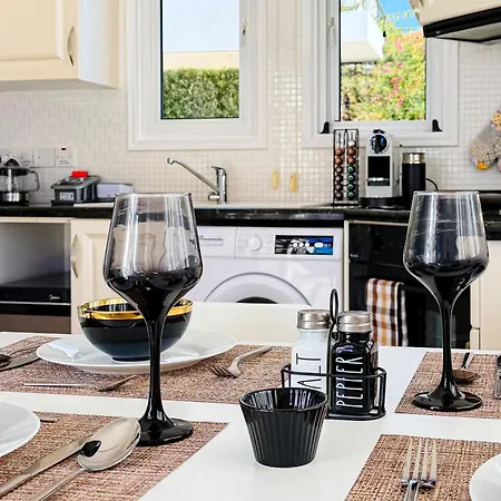 Βίλα Sunny With Hot Tub, Garden And 2 Bedrooms, 5 Minutes To The Πύλα