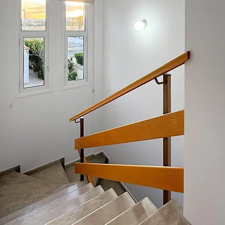 Sunny With Hot Tub, Garden And 2 Bedrooms, 5 Minutes To The