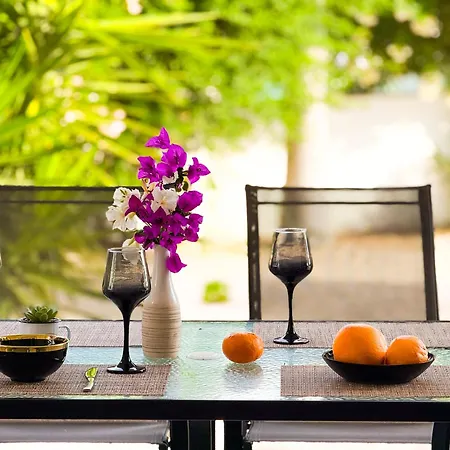 Sunny With Hot Tub, Garden And 2 Bedrooms, 5 Minutes To The *