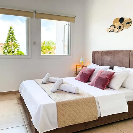 فيلة Sunny With Hot Tub, Garden And 2 Bedrooms, 5 Minutes To The