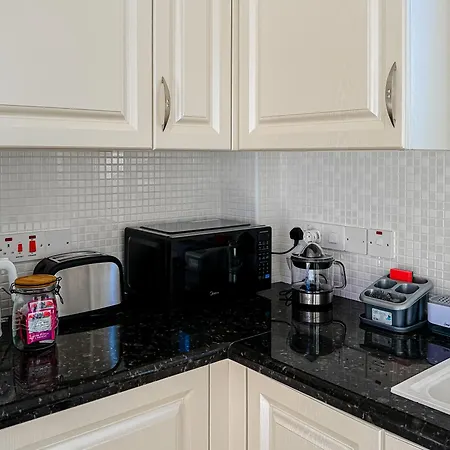 Βίλα Sunny With Hot Tub, Garden And 2 Bedrooms, 5 Minutes To The Πύλα