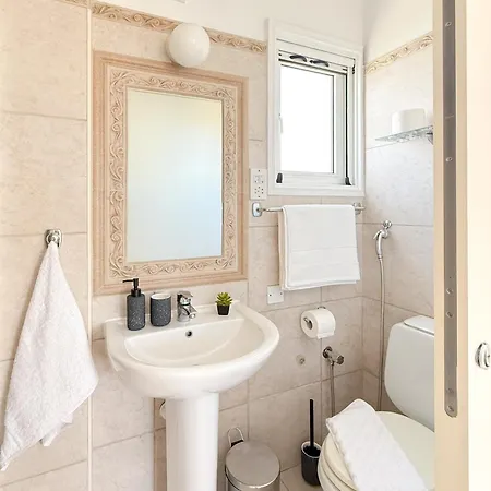 Sunny With Hot Tub, Garden And 2 Bedrooms, 5 Minutes To The