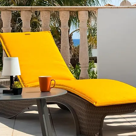 فيلة Sunny With Hot Tub, Garden And 2 Bedrooms, 5 Minutes To The