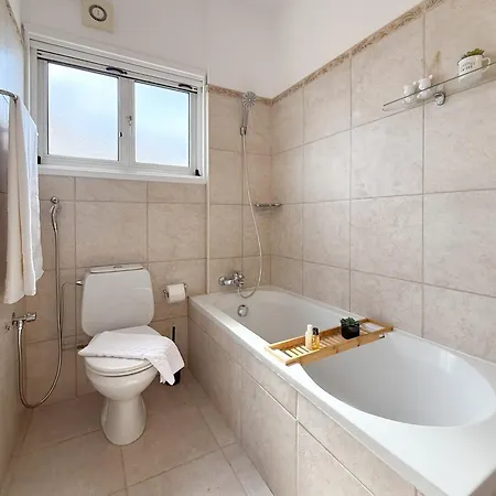 Sunny With Hot Tub, Garden And 2 Bedrooms, 5 Minutes To The Βίλα Πύλα