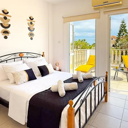 Sunny With Hot Tub, Garden And 2 Bedrooms, 5 Minutes To The Πύλα