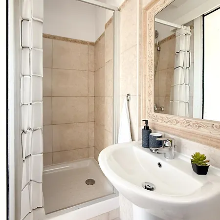 Sunny With Hot Tub, Garden And 2 Bedrooms, 5 Minutes To The * Πύλα