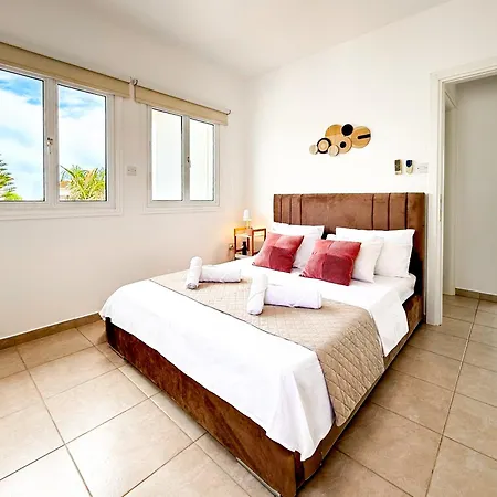 Sunny With Hot Tub, Garden And 2 Bedrooms, 5 Minutes To The فيلة