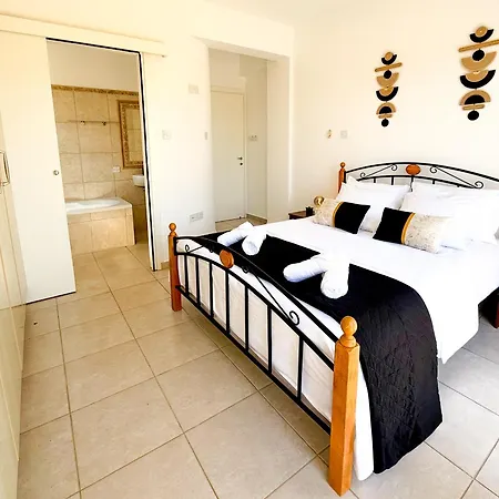 فيلة Sunny With Hot Tub, Garden And 2 Bedrooms, 5 Minutes To The