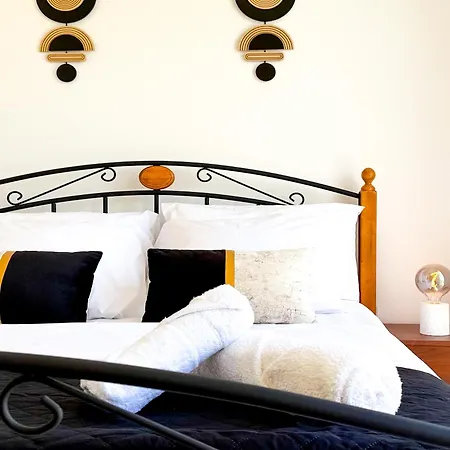 Βίλα Sunny With Hot Tub, Garden And 2 Bedrooms, 5 Minutes To The *