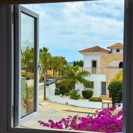 Sunny With Hot Tub, Garden And 2 Bedrooms, 5 Minutes To The *