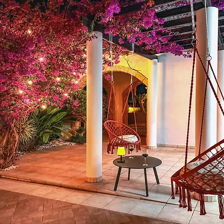 Sunny With Hot Tub, Garden And 2 Bedrooms, 5 Minutes To The