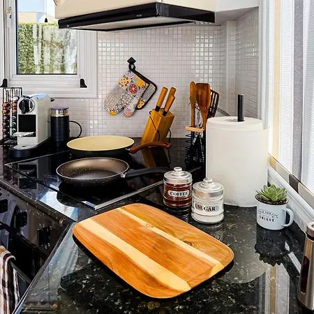 Sunny With Hot Tub, Garden And 2 Bedrooms, 5 Minutes To The Βίλα