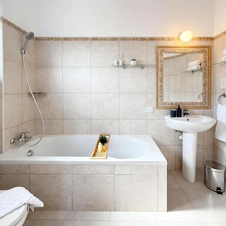 Sunny With Hot Tub, Garden And 2 Bedrooms, 5 Minutes To The Πύλα