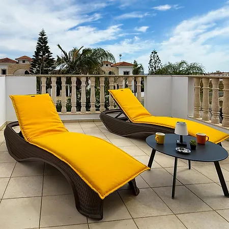 Sunny With Hot Tub, Garden And 2 Bedrooms, 5 Minutes To The * بيلا