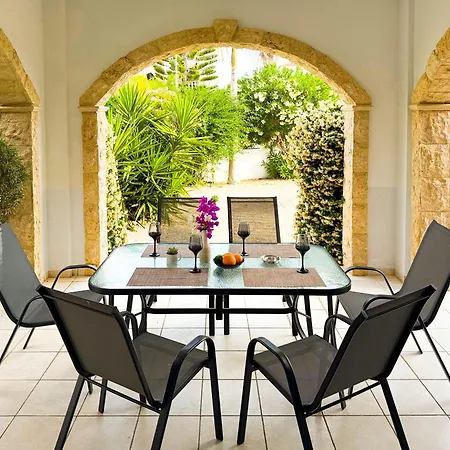 Sunny With Hot Tub, Garden And 2 Bedrooms, 5 Minutes To The