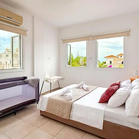 Sunny With Hot Tub, Garden And 2 Bedrooms, 5 Minutes To The *