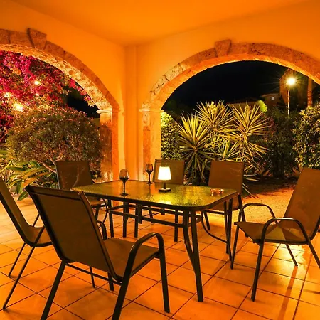 Sunny With Hot Tub, Garden And 2 Bedrooms, 5 Minutes To The فيلة بيلا