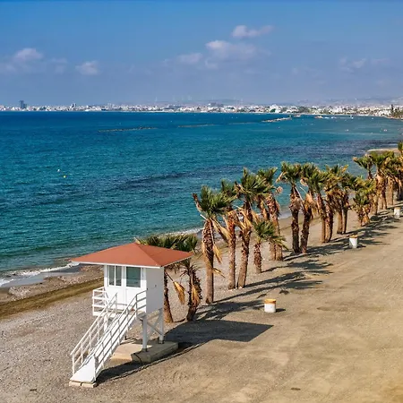 فيلة Sunny With Hot Tub, Garden And 2 Bedrooms, 5 Minutes To The