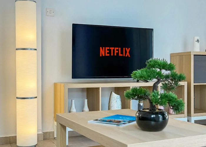 Sunny With Hot Tub, Garden And 2 Bedrooms, 5 Minutes To The *