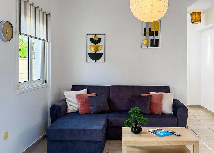 Sunny With Hot Tub, Garden And 2 Bedrooms, 5 Minutes To The *