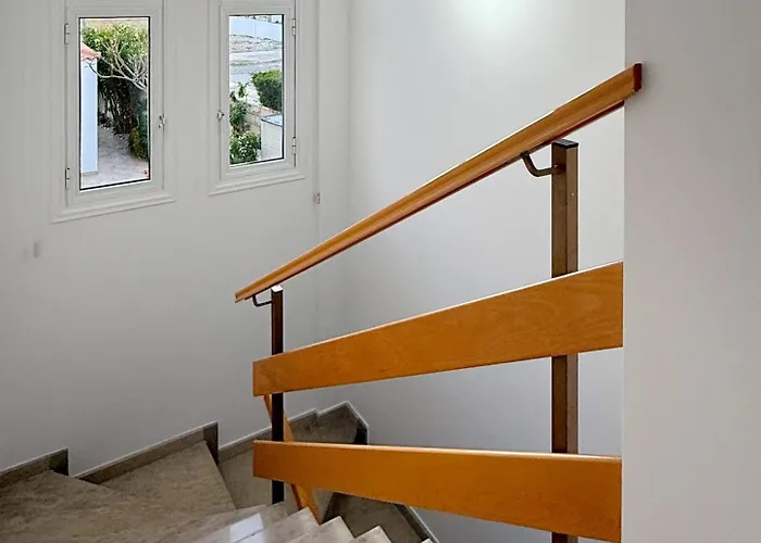 Sunny With Hot Tub, Garden And 2 Bedrooms, 5 Minutes To The