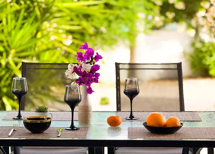 Sunny With Hot Tub, Garden And 2 Bedrooms, 5 Minutes To The *