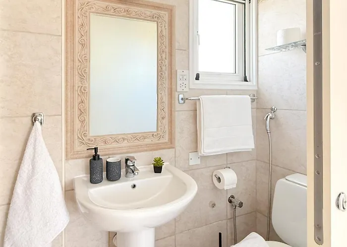 Sunny With Hot Tub, Garden And 2 Bedrooms, 5 Minutes To The