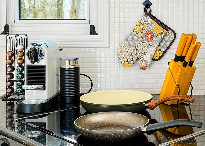 Sunny With Hot Tub, Garden And 2 Bedrooms, 5 Minutes To The *