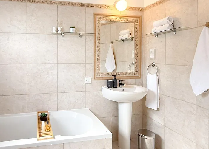 Sunny With Hot Tub, Garden And 2 Bedrooms, 5 Minutes To The Vila *