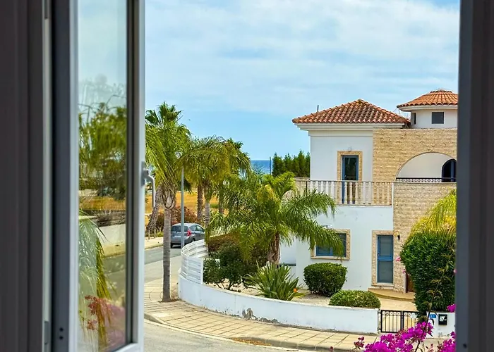 Sunny With Hot Tub, Garden And 2 Bedrooms, 5 Minutes To The *