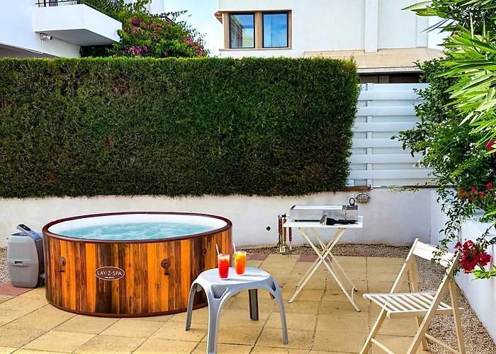 Sunny With Hot Tub, Garden And 2 Bedrooms, 5 Minutes To The *