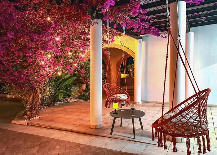 Sunny With Hot Tub, Garden And 2 Bedrooms, 5 Minutes To The