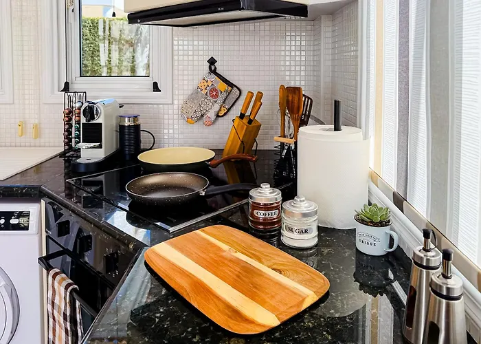 Sunny With Hot Tub, Garden And 2 Bedrooms, 5 Minutes To The Vila