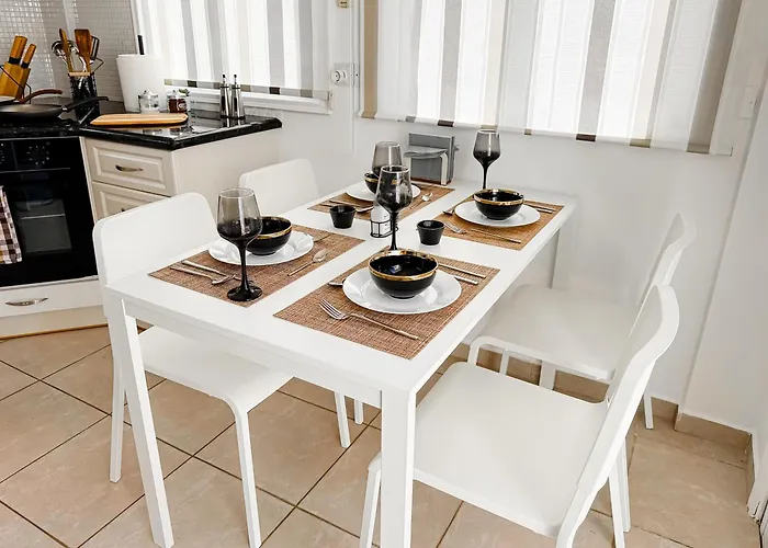 Sunny With Hot Tub, Garden And 2 Bedrooms, 5 Minutes To The Vila *