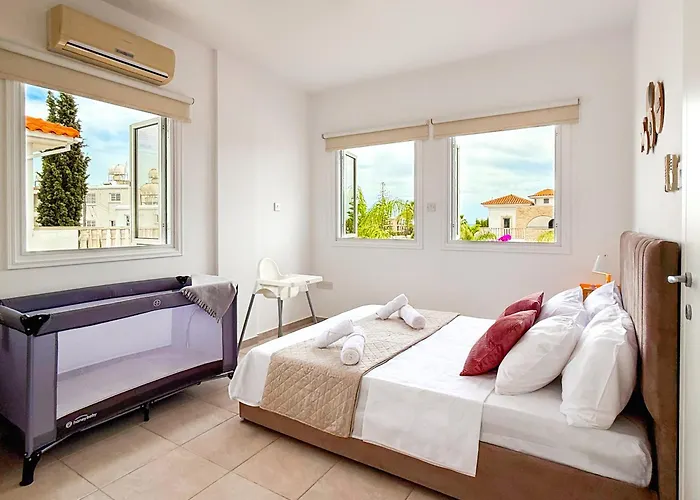 Sunny With Hot Tub, Garden And 2 Bedrooms, 5 Minutes To The *